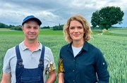 Lena Ganschow zusammen mit Landwirt Josef Neus&auml;&szlig;