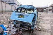 Yu Murogas zertr&uuml;mmerter Lieferwagen nach dem Tsunami.