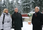 ARD STURM DER LIEBE FOLGE 1236, am Montag um 15:10 Uhr im ERSTEN. G&ouml;tz (Andreas Borcherding, r.) provoziert Charlotte (Mona Seefried, l.) und Werner (Dirk Galuba, M.), die gerade auf dem Weg zur Pharmafirma sind.