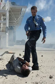 Michael (Jeffrey Donovan, l.) begegnet auf seiner Flucht vor dem FBI, dem als Polizist getarnten Schwerverbrecher Simon Escher (Garret Dillahunt). Dieser verlangt von ihm, dass er ihm das 'Management' ausliefere, an dem er sich r&auml;chen will.
