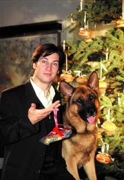 Kommissar Moser (Tobias Moretti) und Rex vor dem festlich-fürstlich-würstlich geschmückten Weihnachtsbaum auf der Wache ... Kommissar Moser (Tobias Moretti) und Rex vor dem festlich-fürstlich-würstlich geschmückten Weihnachtsbaum auf der Wache ...