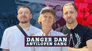 Die Br&uuml;der Danger Dan & Panik Panzer von der deutschen Hip-Hop-Band Antilopen Gang durchleben noch einmal ihre Jugend: das Haus der Kindheit, den Sch&uuml;tzenverein, die Feuerwehr oder den angez&uuml;ndeten Supermarkt. Erinnern sich die Leute Bickenstadts an die Br&uuml;der? Was bleibt, ist die Frage: Wird etwa jemand von der Schule fliegen, weil er die Sendung weitergucken will?!