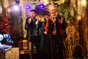 Nach der Aufl&ouml;sung des Falls singen die Kommissare Harald Neuhauser (Marcus Mittermeier, l.), Angelika Flierl (Bernadette Heerwagen, M.) und Ludwig Schaller (Alexander Held, r.) leidenschaftlich zusammen Karaoke im Gloria&rsquo;s.