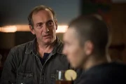 Leos Vater Peter (J&uuml;rgen Hartmann) fragt Leo (Tim Oliver Schultz, r.) nach dem Club und wie es ihm geht.