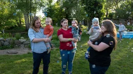 Vater bekannt &ndash; ein Samenspender und seine 30 Kinder 4 M&uuml;tter mit Kindern von Samenspender Gerrit beim Herdentreffen.