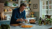 Jamie Oliver bei der Zubereitung einer cremigen Paprikapasta.