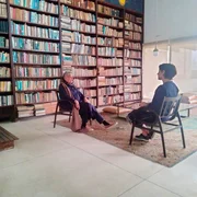 ORF-Regisseurin Rosa Lyon zu Besuch bei Yasmeen Lari, die als erste Architektin Pakistans internationale Beachtung gefunden hat: Sie entwarf ikonische Bauten der Moderne, bevor sie eine Zero-Carbon-Selbstbau-Bewegung f&uuml;r Klimagefl&uuml;chtete und Landlose begr&uuml;ndete.