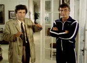 Inspektor Columbo (Peter Falk), nicht gerade eine Sportskanone, untersucht den Mord an Gene Stafford, dem Mitarbeiter von Milo Janus (Robert Conrad, re.), Chef einer Fitneßstudio-Kette. Inspektor Columbo (Peter Falk), nicht gerade eine Sportskanone, untersucht den Mord an Gene Stafford, dem Mitarbeiter von Milo Janus (Robert Conrad, re.), Chef einer Fitneßstudio-Kette.