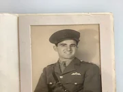 Dieses Bild zeigt Anton Walter Freud, den Enkel von Sigmund Freud, in seiner Uniform der britischen Armee w&auml;hrend des Zweiten Weltkriegs.