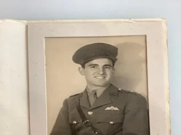 Dieses Bild zeigt Anton Walter Freud, den Enkel von Sigmund Freud, in seiner Uniform der britischen Armee w&auml;hrend des Zweiten Weltkriegs.