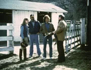 Jonathan (Michael Landon, 2.v.r.) und Mark (Victor French, 2.v.l.) bekommen einen Job als Pferdepfleger.