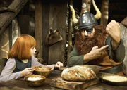 Der Wikingerh&auml;uptling Halvar von Flake (Waldemar Kobus, r.) erkl&auml;rt seinem Sohn Wickie (Jonas H&auml;mmerle, l.), worauf es bei den charakterlichen Eigenschaften eines Wikingers wirklich ankommt.