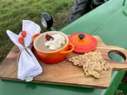 Bei Victoria G&ouml;rlich auf dem Hafergut in B&uuml;nde. Gru&szlig; aus der K&uuml;che: Maronensuppe mit Wildschweinschinken an Hafer-Kn&auml;ckebrot.