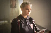 Feuerwehrfrau Billy Johannes (Anna Schimrigk) h&auml;lt die Trauerrede f&uuml;r ihren verstorbenen Kollegen Pio.