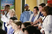 Als Amelia Hilfe bei einer Operation braucht, macht sich Ben (Jason George, M.) auf, um Callie zu holen ... Als Amelia Hilfe bei einer Operation braucht, macht sich Ben (Jason George, M.) auf, um Callie zu holen ...