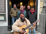 Simon Pearce (vorne) und Vereinsmitglieder vom Kneipenchor Männersache, Bamberg. Simon Pearce (vorne) und Vereinsmitglieder vom Kneipenchor Männersache, Bamberg.