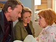 Gertrude Stielke (Gisela Trowe, rechts) erklärt ihrem Sohn Frank (Ulrich Wiggers) und ihrer Freundin und Betreuerin Else Klinger (Swetlana Schönfeld), warum sie den schlechten Zustand ihrer Augen geheim gehalten hat. Sie hatte Angst davor, dass man sie aus dem Heim, in dem sie sich so wohl fühlt, hinauswirft und in einem Blindenheim unterbringt. Die Hämatome stammen alle samt von Gegenständen, die Gertrude übersehen und angestoßen hat. Gertrude Stielke (Gisela Trowe, rechts) erklärt ihrem Sohn Frank (Ulrich Wiggers) und ihrer Freundin und Betreuerin Else Klinger (Swetlana Schönfeld), warum sie den schlechten Zustand ihrer Augen geheim gehalten hat. Sie hatte Angst davor, dass man sie aus dem Heim, in dem sie sich so wohl fühlt, hinauswirft und in einem Blindenheim unterbringt. Die Hämatome stammen alle samt von Gegenständen, die Gertrude übersehen und angestoßen hat.