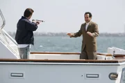 Obwohl er Angst vor dem Wasser hat und nicht besonders gut schwimmen kann, führen seine Ermittlungen Monk (Tony Shalhoub, re.) an Bord eines Bootes. Doch damit nicht genug: Der Mörder Jay Bennett (Frederick Weller) ist ebenfalls an Bord und will Monk aus dem Weg räumen... Obwohl er Angst vor dem Wasser hat und nicht besonders gut schwimmen kann, führen seine Ermittlungen Monk (Tony Shalhoub, re.) an Bord eines Bootes. Doch damit nicht genug: Der Mörder Jay Bennett (Frederick Weller) ist ebenfalls an Bord und will Monk aus dem Weg räumen...