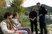 Tobias Ritter (Musa G&uuml;lhan, l.) und Alina Poll (Paulina R&uuml;mmelein, 2.v.l.) von Julia Demmler (Wendy G&uuml;ntensperger, 2.v.r.) und Jakob Frings (Max K&ouml;nig, r.) zu den Vorg&auml;ngen befragt.