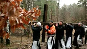Das erste Mal seit dem Mittelalter wird in Deutschland ein neues Kloster gebaut. In der Diaspora; im Wald, wo fr&uuml;her ein Stasi-Erholungsheim war. Die M&ouml;nche zogen zuerst aus &Ouml;sterreich in die alte Klosteranlage Neuzelle &ndash; eine Touristenattraktion. Unvertr&auml;glich mit monastischer Einkehr. Deshalb der Neubau. Der Film zeigt sie zwischen Gebet, Arbeit und Youtube-Clips bei strenger Kirchenlehre. - Ein Kreuz im Wald des Neuzeller Ortsteils Treppeln. Hier soll das neue Kloster errichtet werden.
