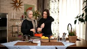 In allen Religionen gibt es bestimmte Speisen, die zu Fastentagen oder -zeiten zubereitet werden.  Es geht nicht nur um Rezepte zur Fastenkulinarik, sondern auch um die religi&ouml;sen und spirituellen Hintergr&uuml;nde der Kochk&uuml;nste in Judentum, Christentum und Islam, in Buddhismus und Hinduismus. Im Bild: Amina Al-Rawi ("yallahkitchen") und ORF-Redakteurin Gundi Lamprecht kochen  Linsensuppe mit Fladenbrot, eine islamisches Fastenspeise.