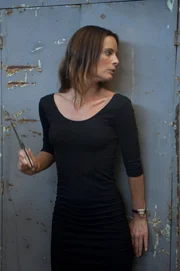 Fiona (Gabrielle Anwar) erh&auml;lt von einem anonymen Auftaggeber ein Jobangebot. Am Treffpunkt stellt sich heraus, dass der Auftraggeber selbst nicht ganz ungef&auml;hrlich ist.