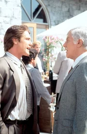 Dr. Sloan (Dick Van Dyke, r.) und sein Sohn Steve (Barry Van Dyke, l.) befinden sich auf einer Gartenparty.