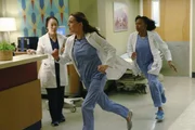 Als Meredith erfährt, dass Owen und Amelia ohne ihr Wissen miteinander ausgehen, reagiert sie Amelia gegenüber sehr hart, währenddessen geht es in der Notaufnahme heiß her, als ein Mann mit einen abgeschnitten Penis eingeliefert wird: Stephanie (Jerrika Hinton, r.) und Jo (Camilla Luddington, M.) ... Als Meredith erfährt, dass Owen und Amelia ohne ihr Wissen miteinander ausgehen, reagiert sie Amelia gegenüber sehr hart, währenddessen geht es in der Notaufnahme heiß her, als ein Mann mit einen abgeschnitten Penis eingeliefert wird: Stephanie (Jerrika Hinton, r.) und Jo (Camilla Luddington, M.) ...