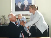 Jetzt ist es endlich heraus: Antonia (Anica Dobra) pr&auml;sentiert Kriewitz Senior (Arnulf Schumacher) zum ersten Mal seinen kleinen Enkel Felix (Maximilian und Matthias B&auml;umler).