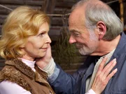 Oberschwester Ingrid (Jutta Kammann) ist mehr und mehr fasziniert von Johannes Beling (Claus Dieter Clausnitzer). Es kommt, wie es kommen muss. Die beiden lassen sich zu einem Kuss hinreißen. Oberschwester Ingrid (Jutta Kammann) ist mehr und mehr fasziniert von Johannes Beling (Claus Dieter Clausnitzer). Es kommt, wie es kommen muss. Die beiden lassen sich zu einem Kuss hinreißen.