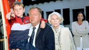 Ein Junge scheint den Mann erkannt zu haben, der den Brief mit der Bombe im Kinderheim abgegeben hat. Er hat ihn unter den Schaulustigen erkannt und zeigt Kehler (Wolfgang Bathke, 2.v.l.) und der Heimleiterin Hildegard Lorentz (Hannelore Minkus, M.) den Verd&auml;chtigen.