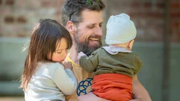 Vater bekannt &ndash; ein Samenspender und seine 30 Kinder Gerrit mit seinem Sohn Keno sowie Otis, seinem 28. Bio-Kind.