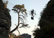 ARD/NDR ERLEBNIS ERDE: WILDES DEUTSCHLAND, "Die S&auml;chsische Schweiz", am Montag um 20:15 Uhr im ERSTEN. Um die Tiefe und den Stockwerkbau der Canyons im Elbsandsteingebirge darzustellen, rauscht die Kamera an einem Drahtseilsystem in die Schluchten der S&auml;chsischen Schweiz hinab.