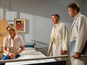 Gudrun Kresnik (Claudia Rieschel) hat nach einem Herzstillstand vor zwei Jahren einen Defibrillator eingesetzt bekommen. Dr. Roland Heilmann (Thomas R&uuml;hmann, Mitte) und Dr. Martin Stein (Bernhard Bettermann) raten ihr, diesen Defibrillator wechseln zu lassen, da der alte defekt ist und es jederzeit zu einem erneuten Herzstillstand kommen kann.