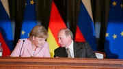 Kanzlerin Angela Merkel und der russische Pr&auml;sident Wladimir Putin beim EU-Russland-Gipfel.