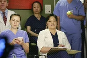 Ahnt noch nicht, dass sie Amelia bei einer Operation zur Hilfe eilen muss: Callie (Sara Ramirez, vorne r.) ...