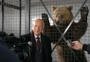 Vor dem B&auml;renk&auml;fig ist "der B&auml;r" los. Vor laufenden Kameras erkl&auml;rt Staatssekret&auml;r Bredow (Dietrich Hollinderb&auml;umer) der Presse stolz, dass es nur seinem Einsatz zu verdanken ist, dass der Braunb&auml;r nicht get&ouml;tet, sondern gefangen und gesundgepflegt wurde. Er kann wieder ausgewildert werden.