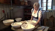 Wirtin Heidi Buchegger beim Brotbacken. Wirtin Heidi Buchegger beim Brotbacken.