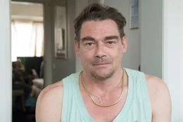 Der eifers&uuml;chtige Ehemann Zoran Kovacevic (Martin Feifel) will seine Frau Masha vor Doktor Sorel verteidigen.