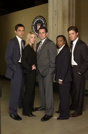 V.l.: Danny Taylor (Enrique Murciano), Samantha Spade (Poppy Montgomery), Jack Malone (Anthony LaPaglia), Vivian Johnson (Marianne Jean-Baptiste), Martin Fitzgerald (Eric Close)