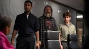 Saj Sidhu (Parth Thakerar, 2. v. li.), „Pev“ (David Threlfall) und Tobi McKnight (Gabriel Howell, re.) müssen jetzt den „Driver“ stoppen und besprechen sicht mit ihrer Vorgesetzten Nicola Miller (Pamela Nomvete, li.) Saj Sidhu (Parth Thakerar, 2. v. li.), „Pev“ (David Threlfall) und Tobi McKnight (Gabriel Howell, re.) müssen jetzt den „Driver“ stoppen und besprechen sicht mit ihrer Vorgesetzten Nicola Miller (Pamela Nomvete, li.)