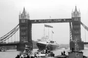 London, 1954: Die "Britannia" und Queen Elizabeth II. kehren nach einer halbj&auml;hrigen Reise durch das Commonwealth zur&uuml;ck.