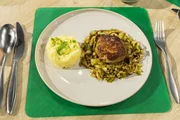 Tagesmotto "Leibgericht": Frikadelle mit gebratenem Spitzkohl, Kartoffelstampf und Omas Bohnensalat, von Philipp Hofmann.
