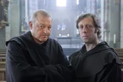 Privatdetektiv Wilsberg (Leonard Lansink, l.) ermittelt genau in dem Kloster, in dem Ekki (Oliver Korittke) eigentlich zur Ruhe kommen wollte.