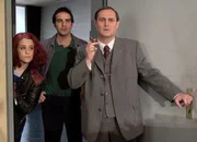 V.l.: Gina Durler als Chick, Beat Marti als Adrian Furrer und Christoph Sommer als Dr. Wilhelm Wehrli.; B&uuml;rgerb&uuml;ro Anfangsschwierigkeiten (Folge 1-2) Neugierige Kollegen: V.l.: Gina Durler als Chick, Beat Marti als Adrian Furrer und Christoph Sommer als Dr. Wilhelm Wehrli.