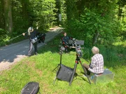 Mia bei den Dreharbeiten ihrer Lebenslinie mit Armin Toerkell und Birgit Auer.