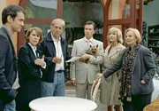 Der Immobilienhai Klaus Gruber (Timothy Peach, 3.v.re.) hat zun&auml;chst Robert (Ralf Bauer, li.) hereingelegt. Doch nun hat Roberts Mutter Maria (Ruth Maria Kubitschek, re.) es ihm gemeinsam mit ihren beiden Schwestern Julie (Gila von Weitershausen, 2.v.re.) und Dana (Gaby Dohm) sowie dem Anwalt Hans Sommer (G&uuml;nther Maria Halmer) mit gleicher M&uuml;nze heimgezahlt.
