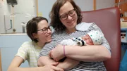 Vater bekannt &ndash; ein Samenspender und seine 30 Kinder Katrin & Sarah auf der Fr&uuml;hchenstation mit Baby Otis.