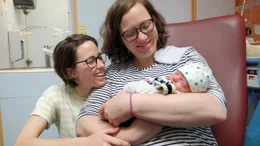 Vater bekannt &ndash; ein Samenspender und seine 30 Kinder Katrin & Sarah auf der Fr&uuml;hchenstation mit Baby Otis.