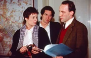 Brigitte Oswald (Susanne Czepl) wird von Kommissar Richie Moser (Tobias Moretti, mi.) und Ernst Stockinger (Karl Markovics) zum Alibi ihres Mannes befragt.